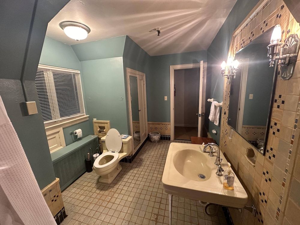 The Oaks B&B Hotel and Spiritual Center Executive Double Room, 1 King Bed, Non Smoking 3