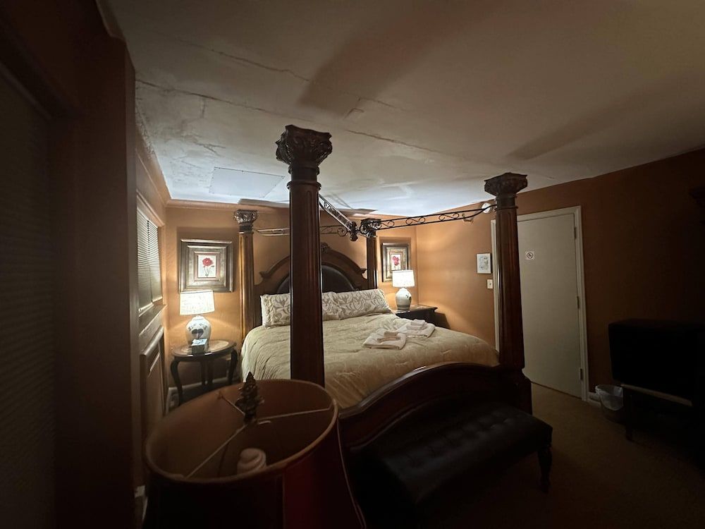 The Oaks B&B Hotel and Spiritual Center Luxury Double Room, 1 King Bed, Courtyard View