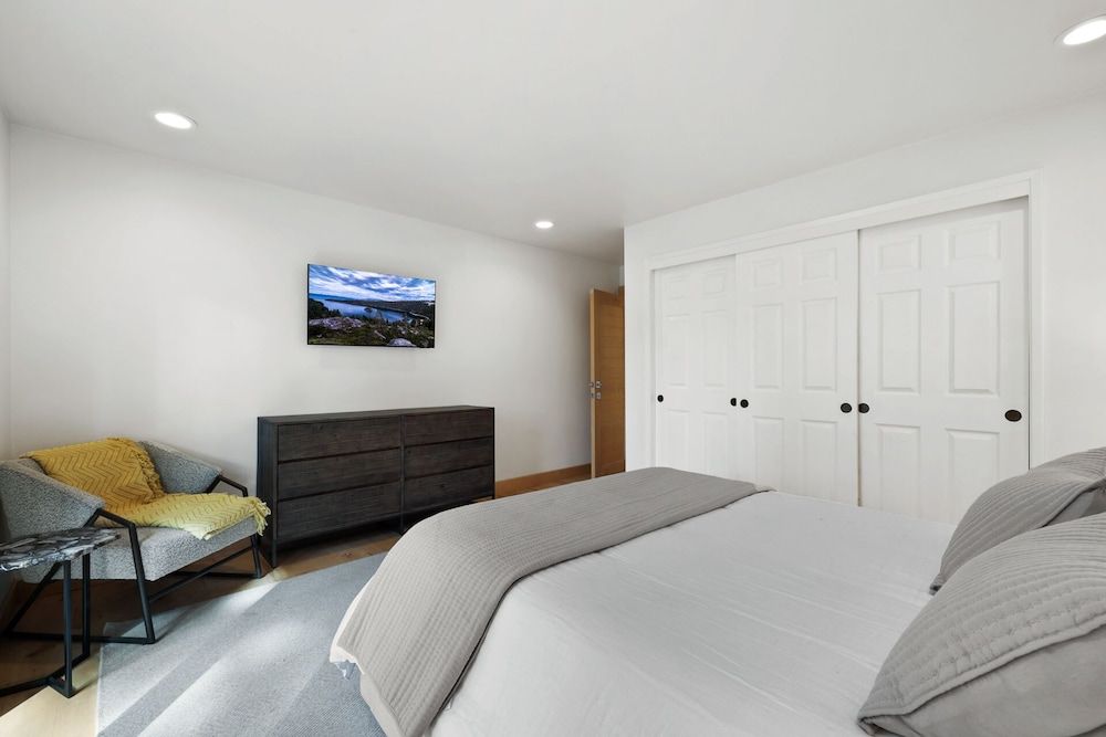House, Multiple Beds, Pool Access, Mountain View (Zephyr Cove Zen)