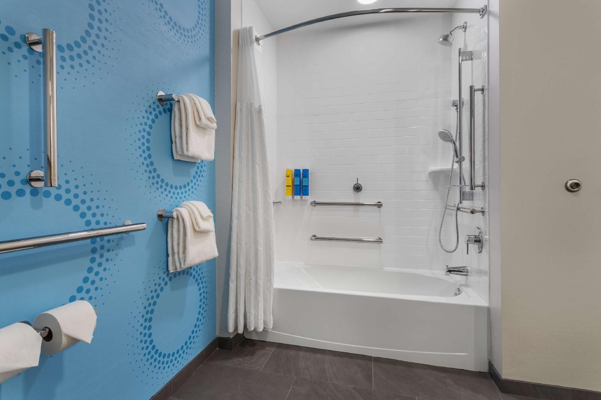 2 QUEEN MOBILITY/HEARING ACCESS W/TUB