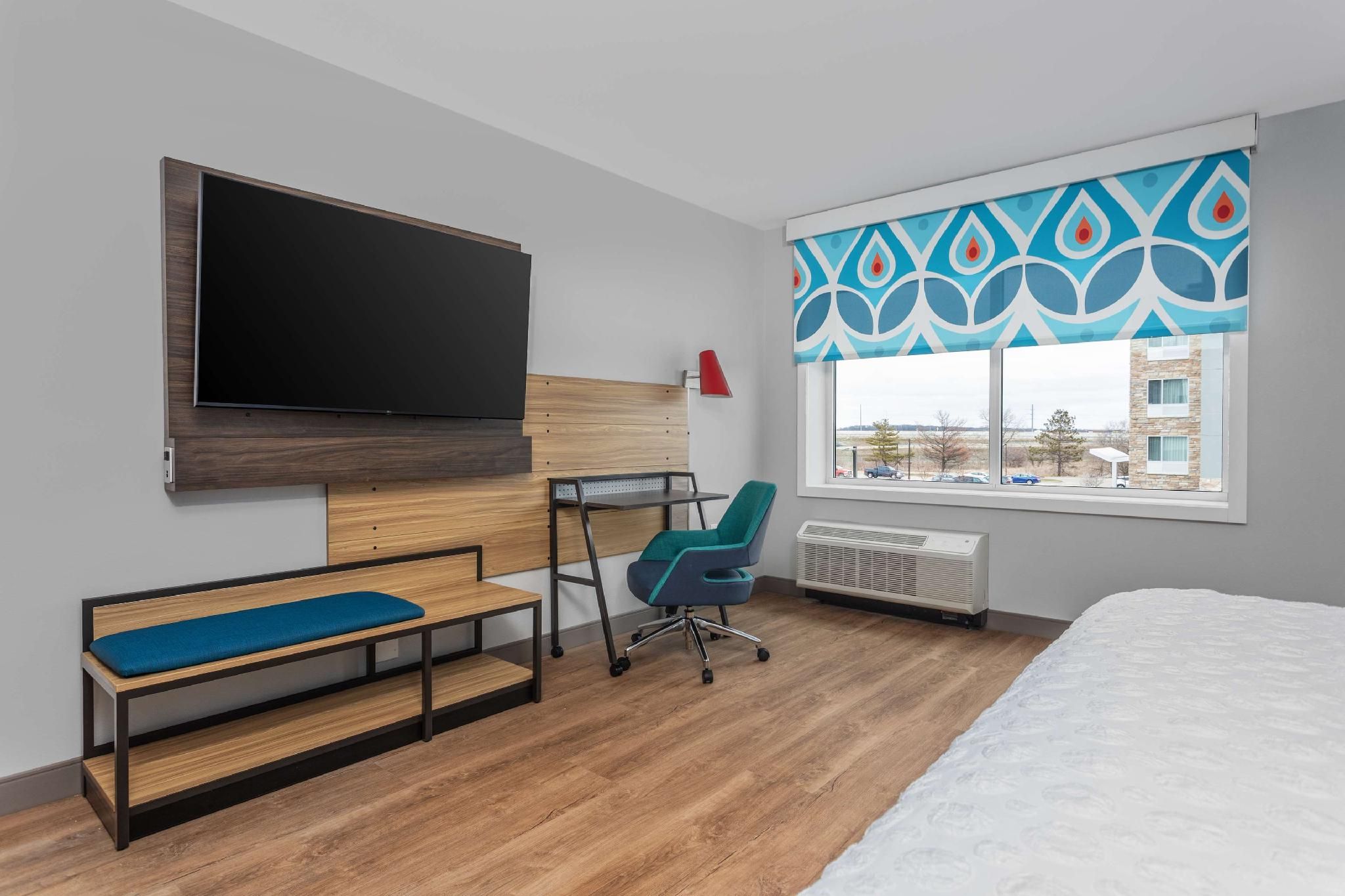 Tru by Hilton Janesville 1 King Mobility/Hearing Acc Roll In Shower 2