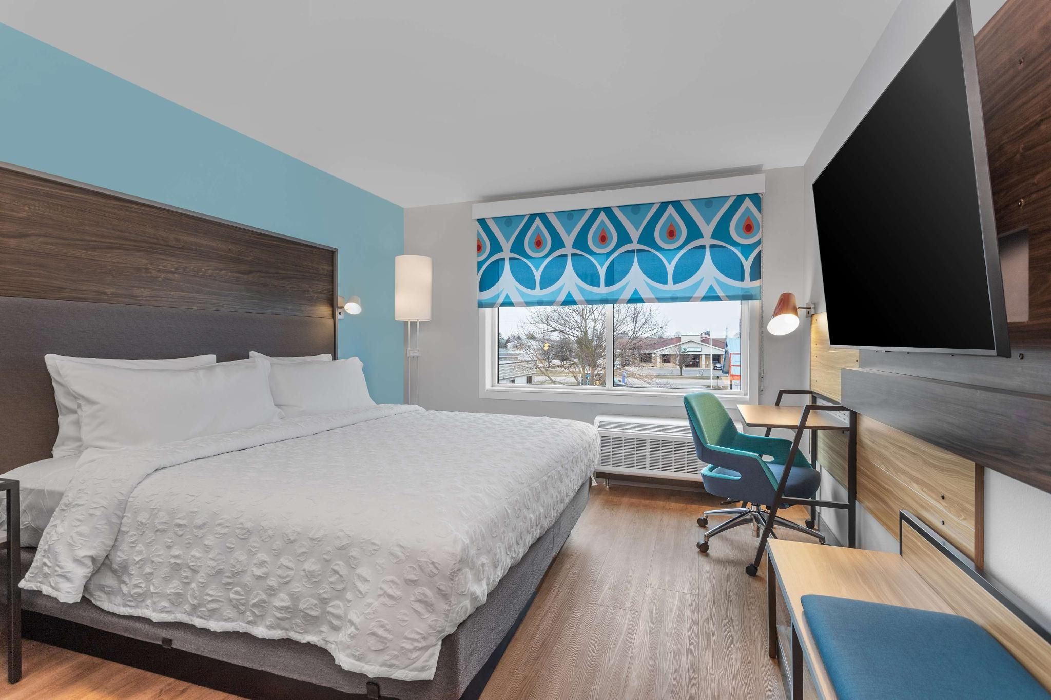 1 King Bed W/Walk in Shower