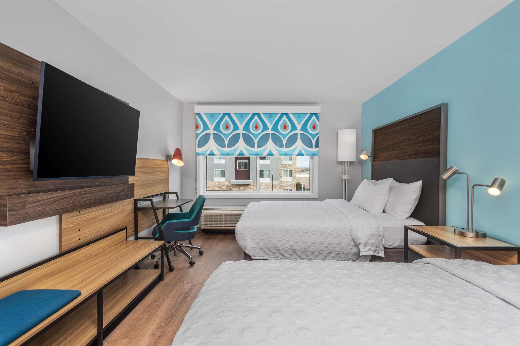 Tru by Hilton Janesville 2 QUEEN BEDS W/WALK IN SHOWER