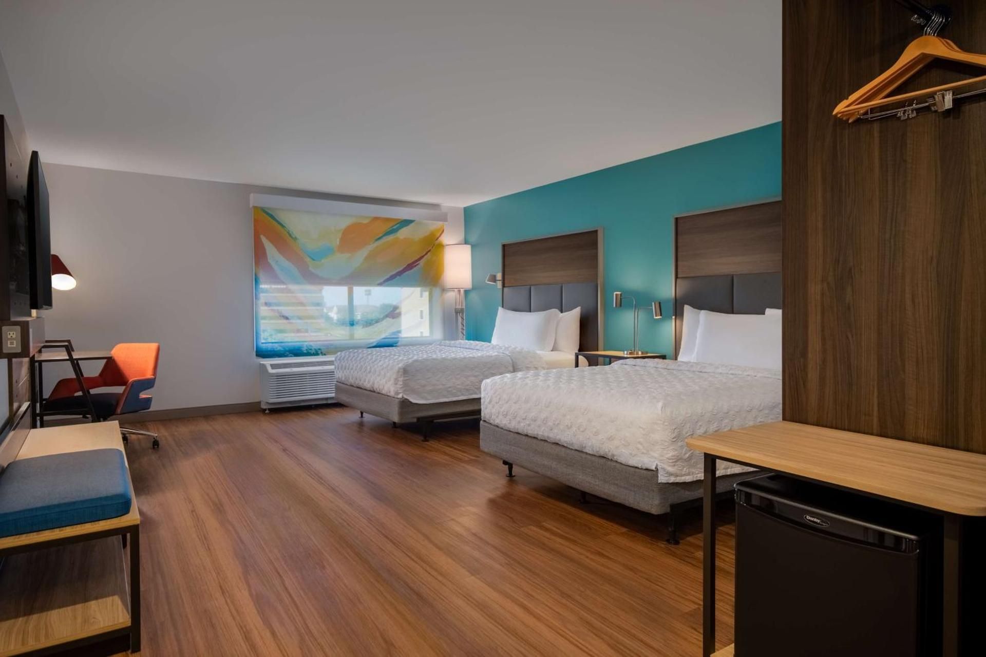 2 Queen Mobility Accessible with Tub