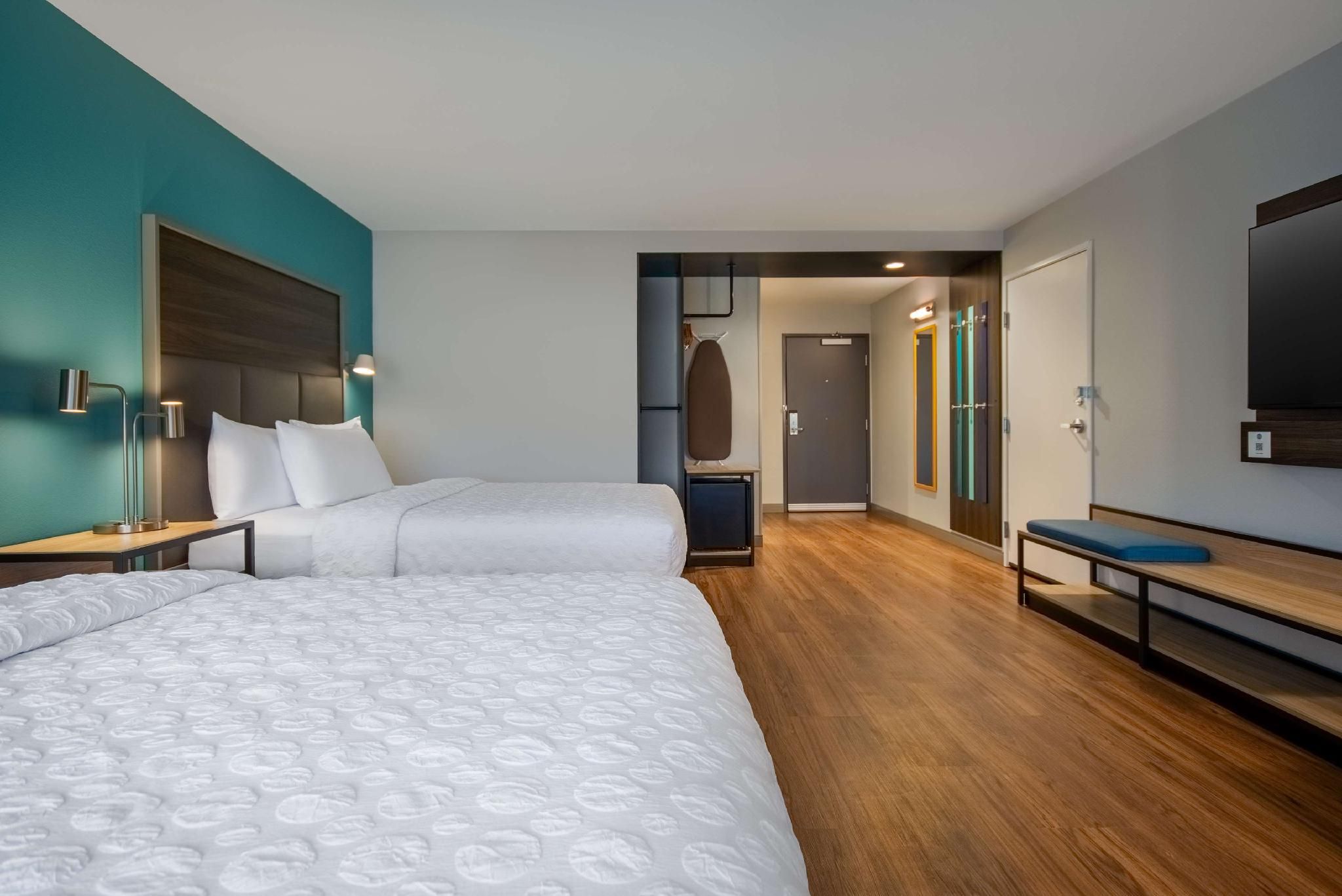 2 Queen Mobility Accessible with Tub