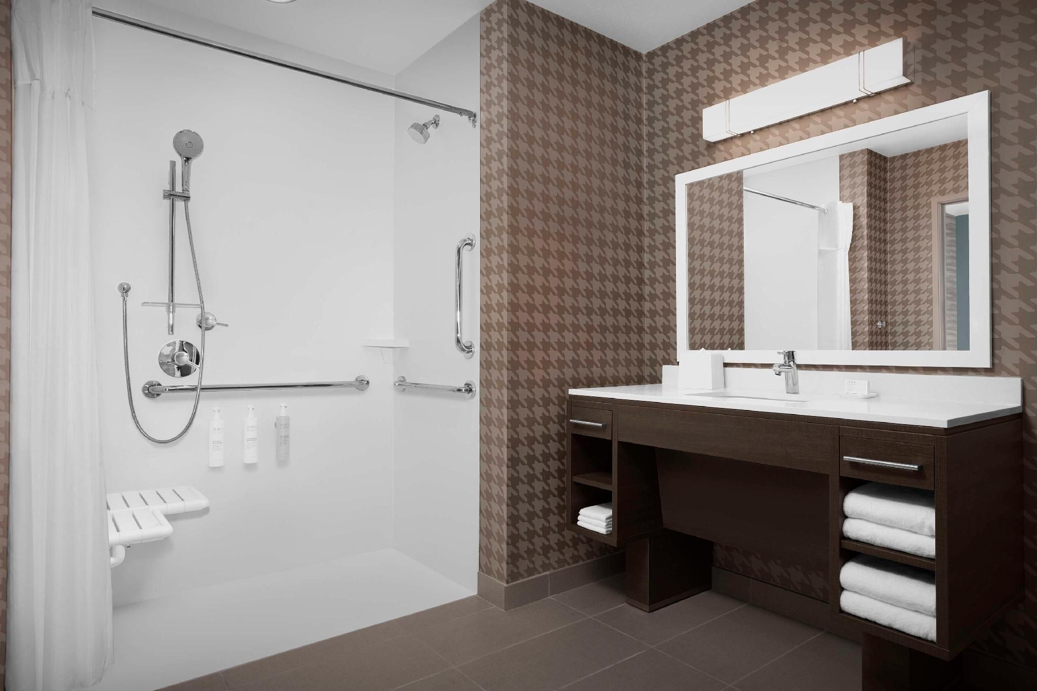 1 King Mobility/Hearing Access RI Shower Suite