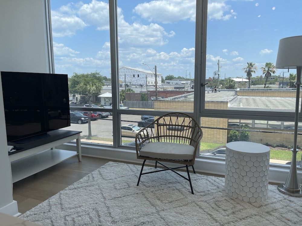 City Centre Apartment 201, 1 King Bed, Non-Smoking 3