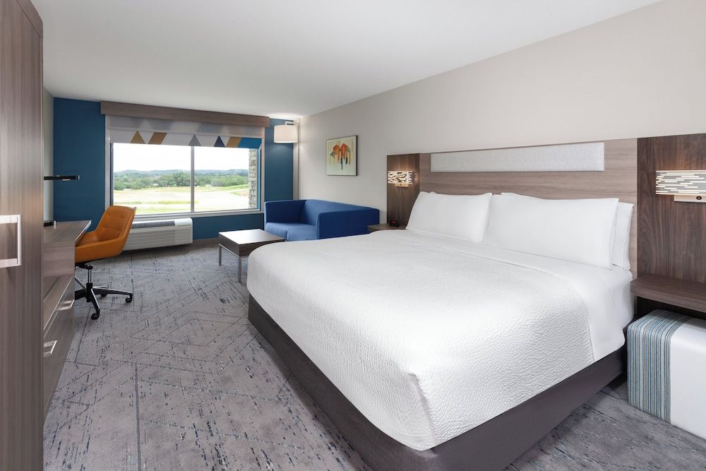 Suite, 1 King Bed, Roll-in Shower (Mobility Accessible)