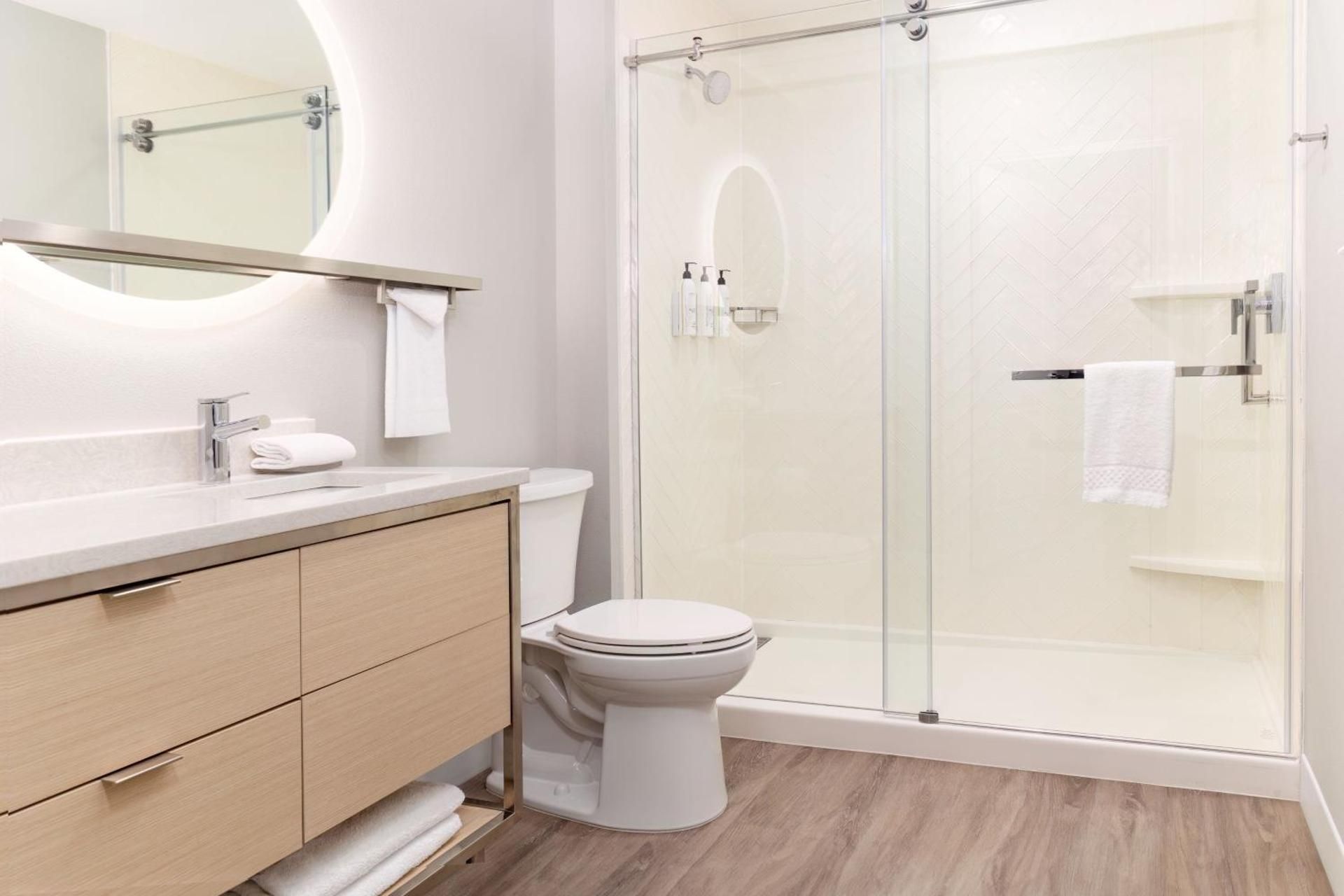 One-Bedroom Corner King Suite with Sofa Bed - Hearing Accessible