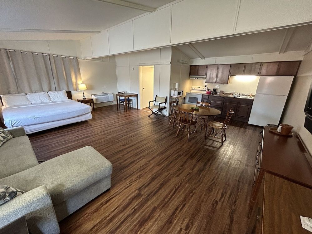 Valley Inn and Suites Executive Room, 1 King Bed with Sofa bed, Kitchenette 3