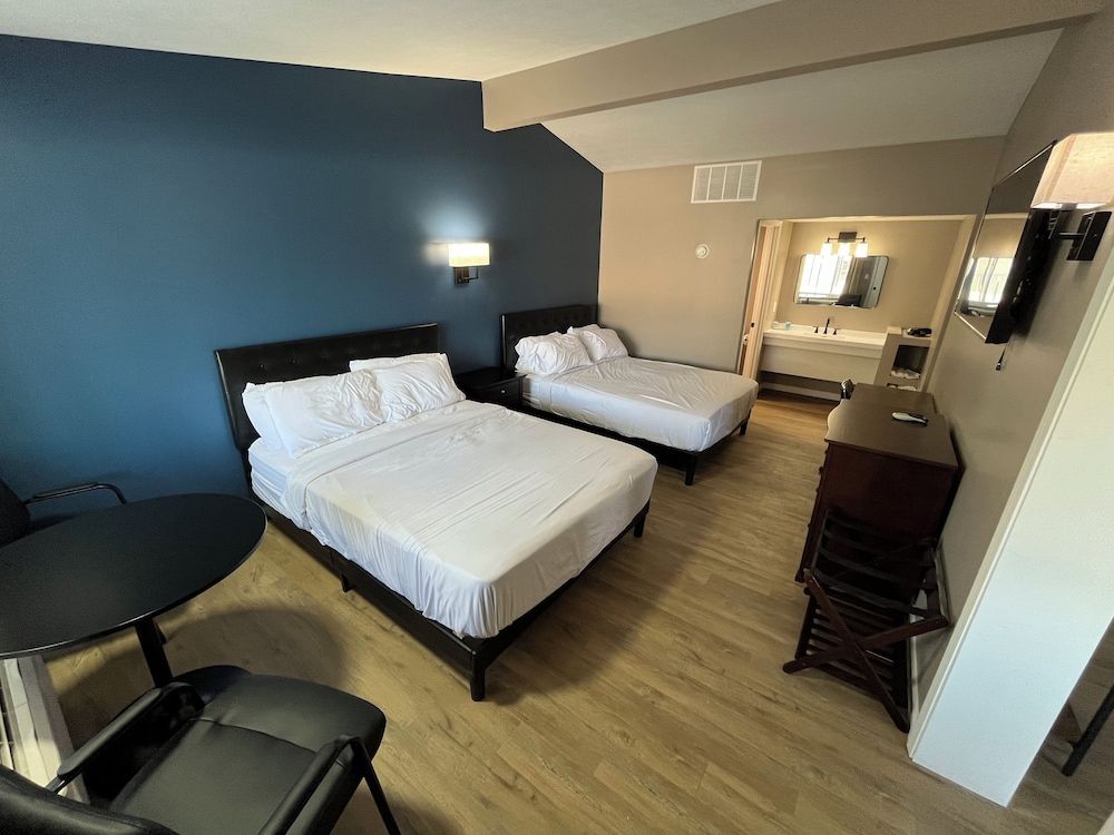 Valley Inn and Suites Signature Suite, 1 Bedroom, Kitchenette 2