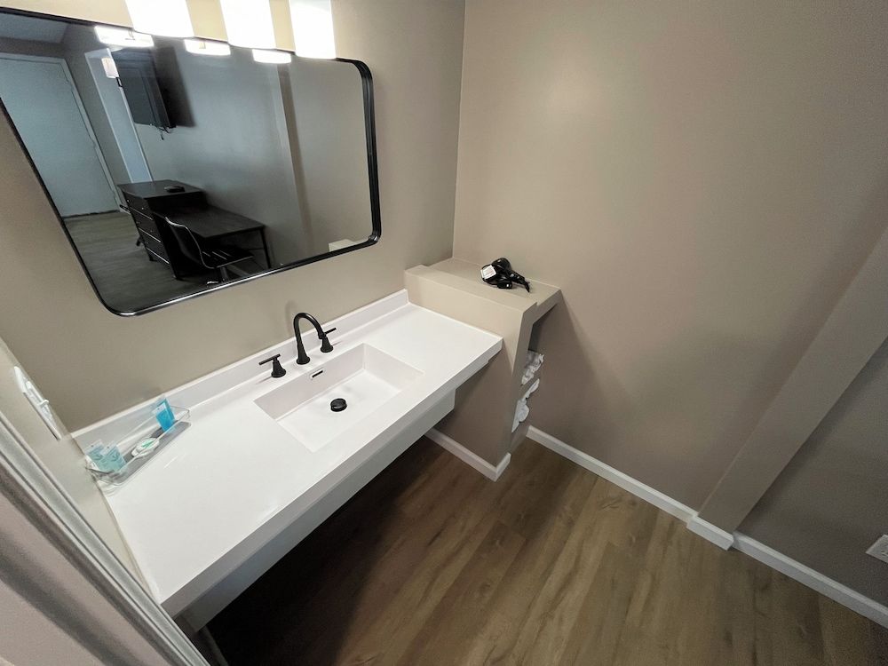 Valley Inn and Suites Signature Suite, 1 Bedroom, Kitchenette 8