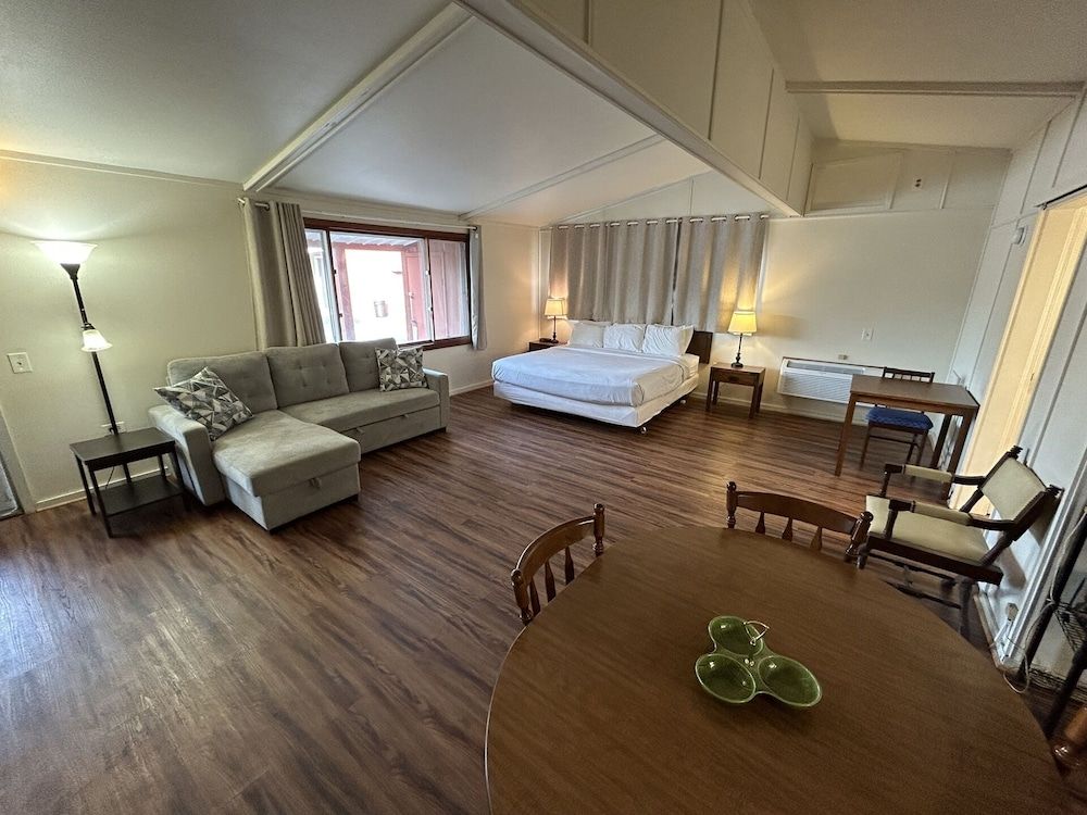 Valley Inn and Suites Executive Room, 1 King Bed with Sofa bed, Kitchenette 2