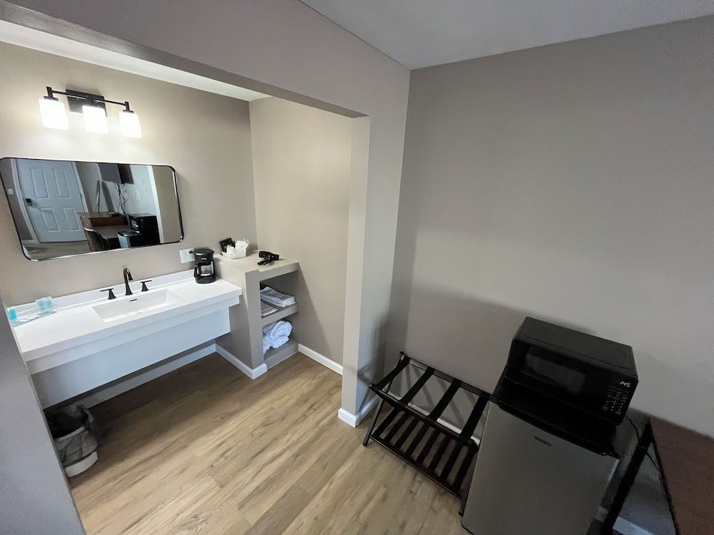 Valley Inn and Suites Superior Room, 1 King Bed 5