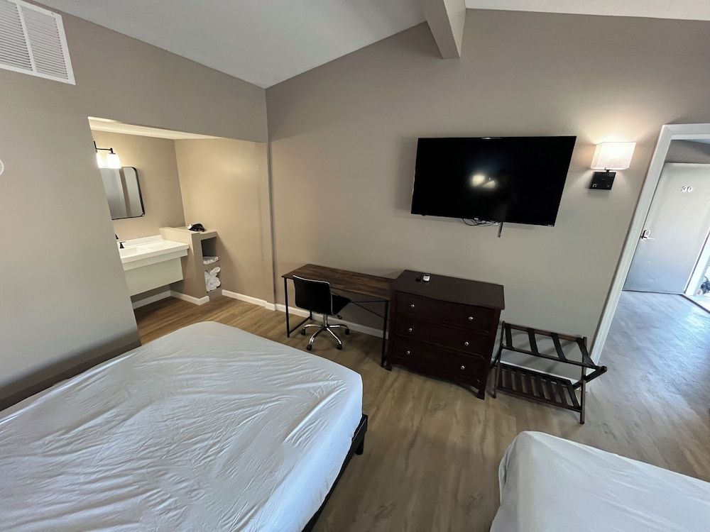 Valley Inn and Suites Signature Suite, 1 Bedroom, Kitchenette 4