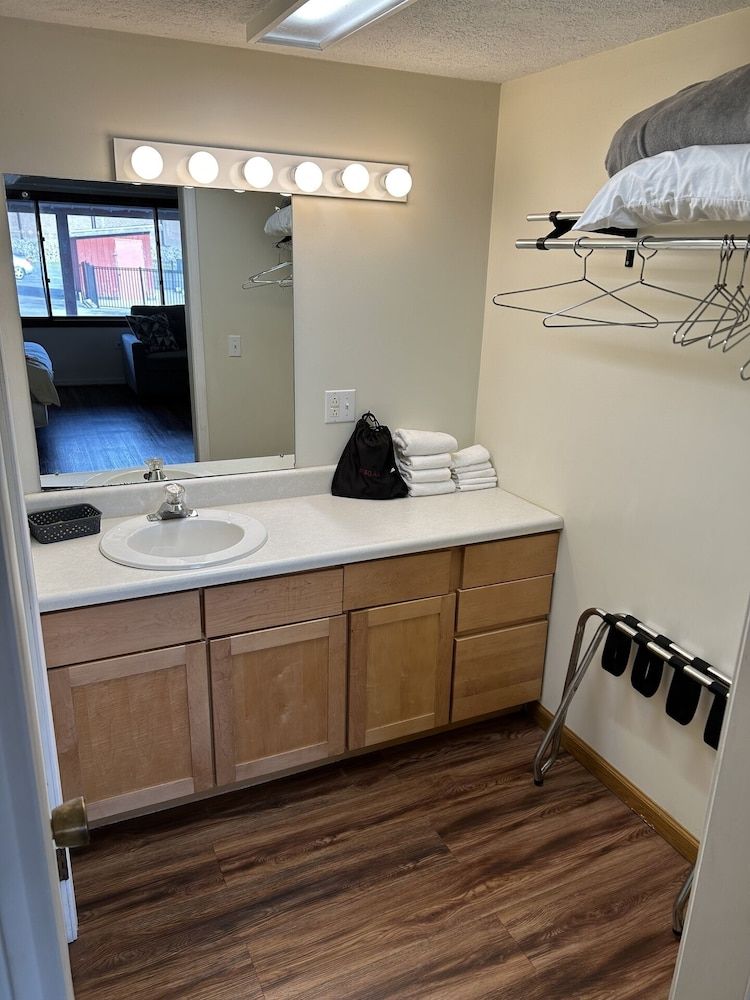 Valley Inn and Suites Executive Room, 1 King Bed with Sofa bed, Kitchenette 7