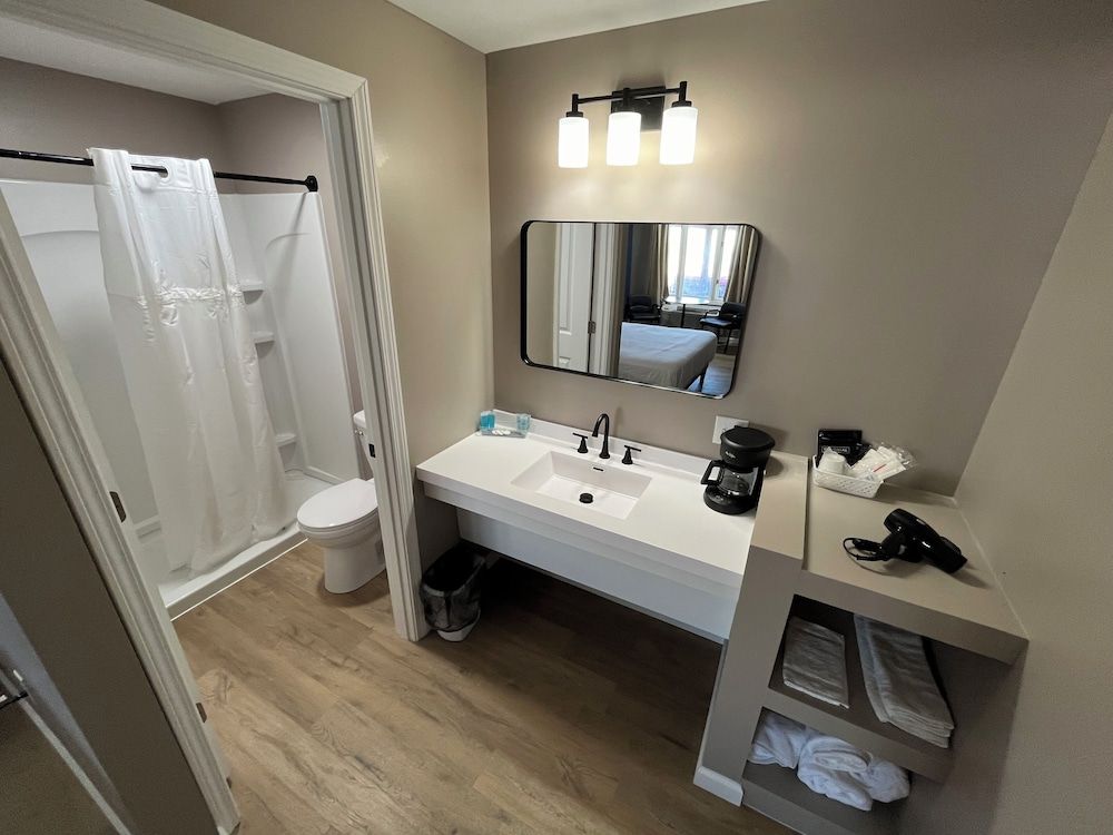 Valley Inn and Suites Superior Room, 1 King Bed 6