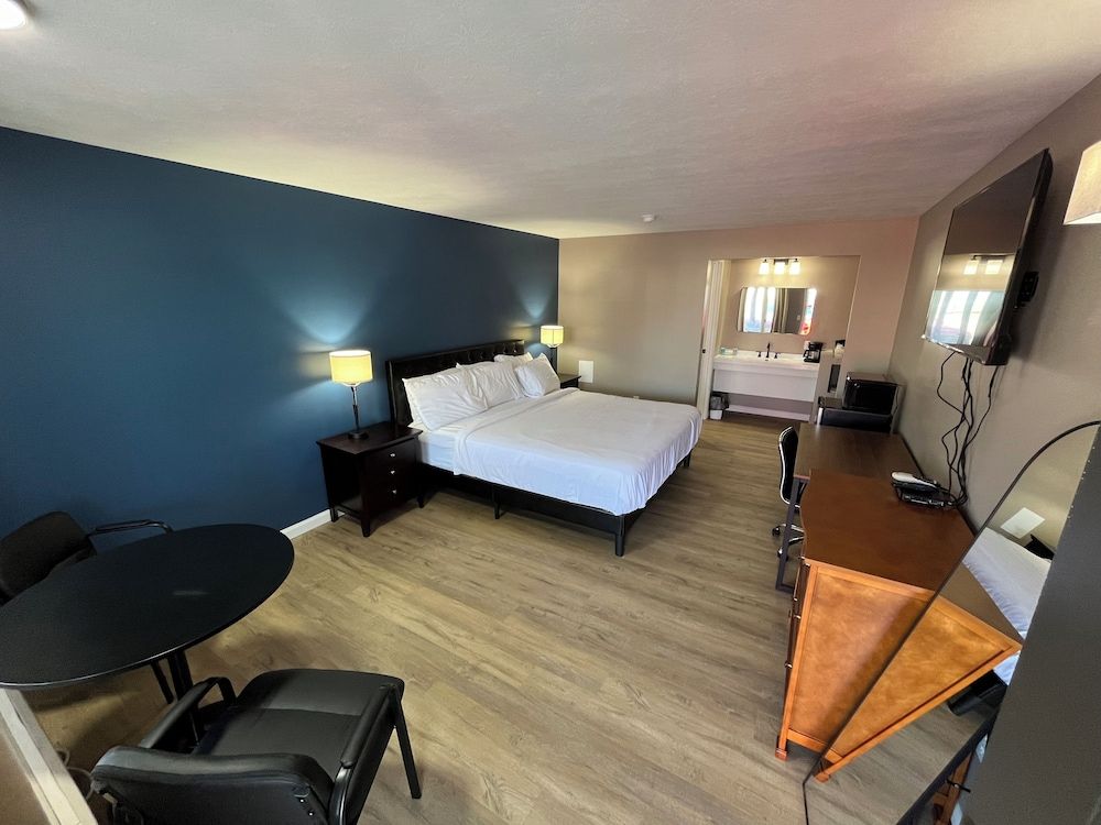 Valley Inn and Suites Superior Room, 1 King Bed 2