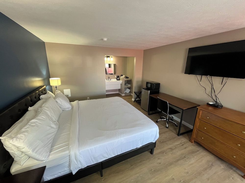 Valley Inn and Suites Superior Room, 1 King Bed 3