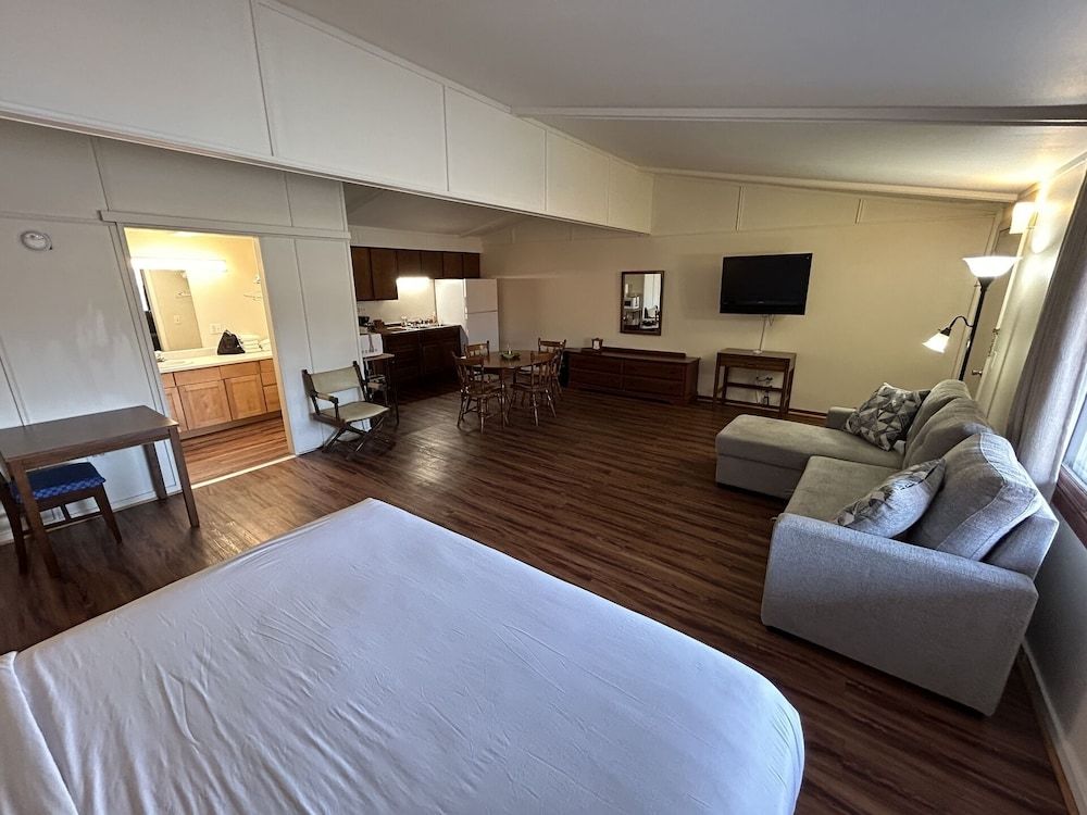 Valley Inn and Suites Executive Room, 1 King Bed with Sofa bed, Kitchenette 4