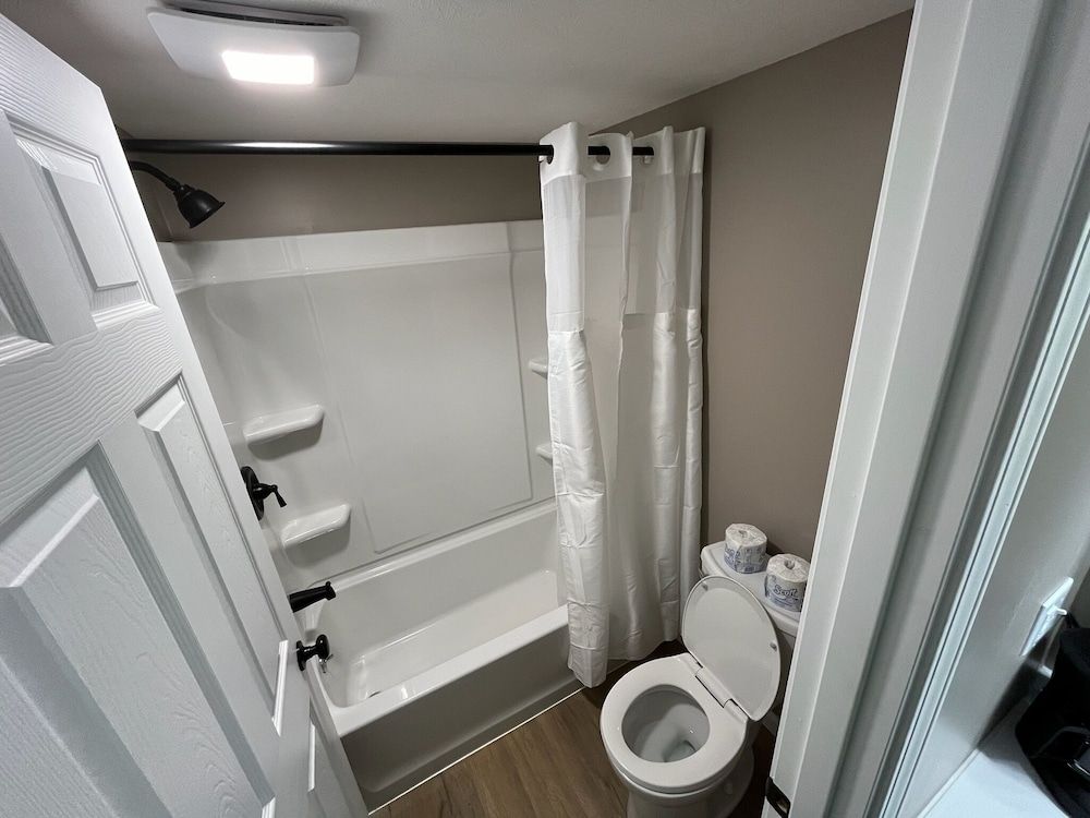 Valley Inn and Suites Signature Suite, 1 Bedroom, Kitchenette 7