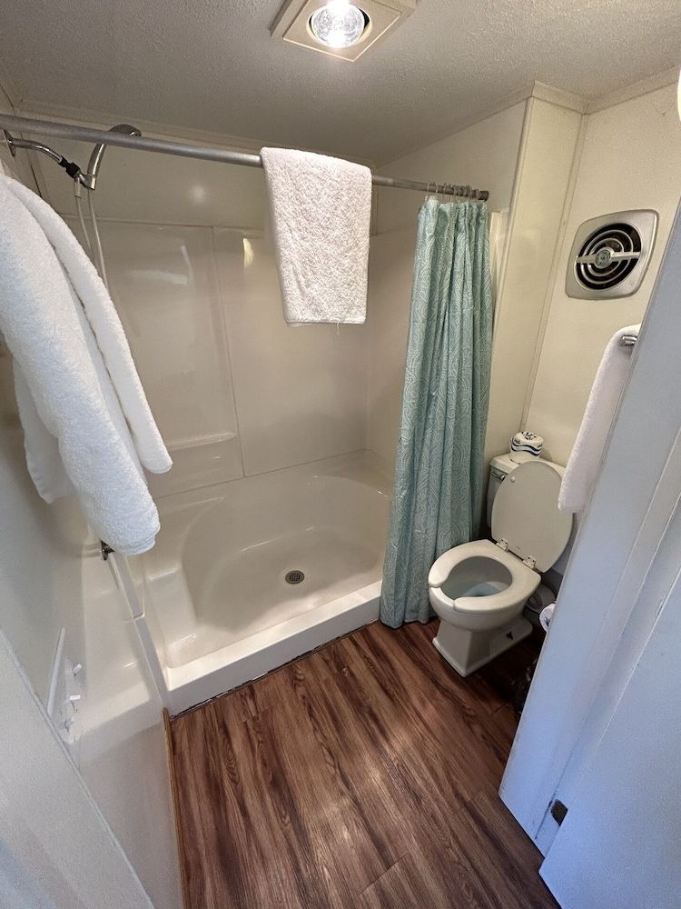 Valley Inn and Suites Executive Room, 1 King Bed with Sofa bed, Kitchenette 6