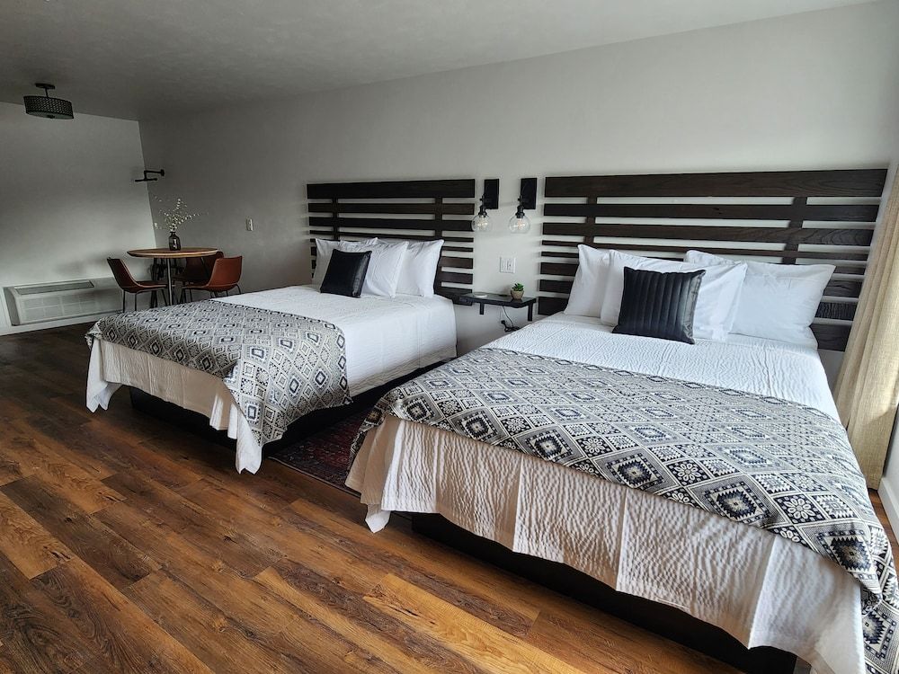 Room, 2 Queen Beds, Kitchenette