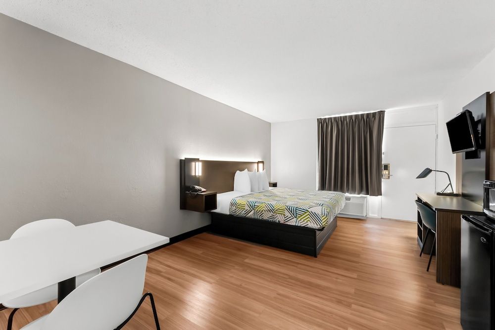 Motel 6 Port Lavaca, TX Deluxe Room, 1 King Bed, Non Smoking, Refrigerator & Microwave 5