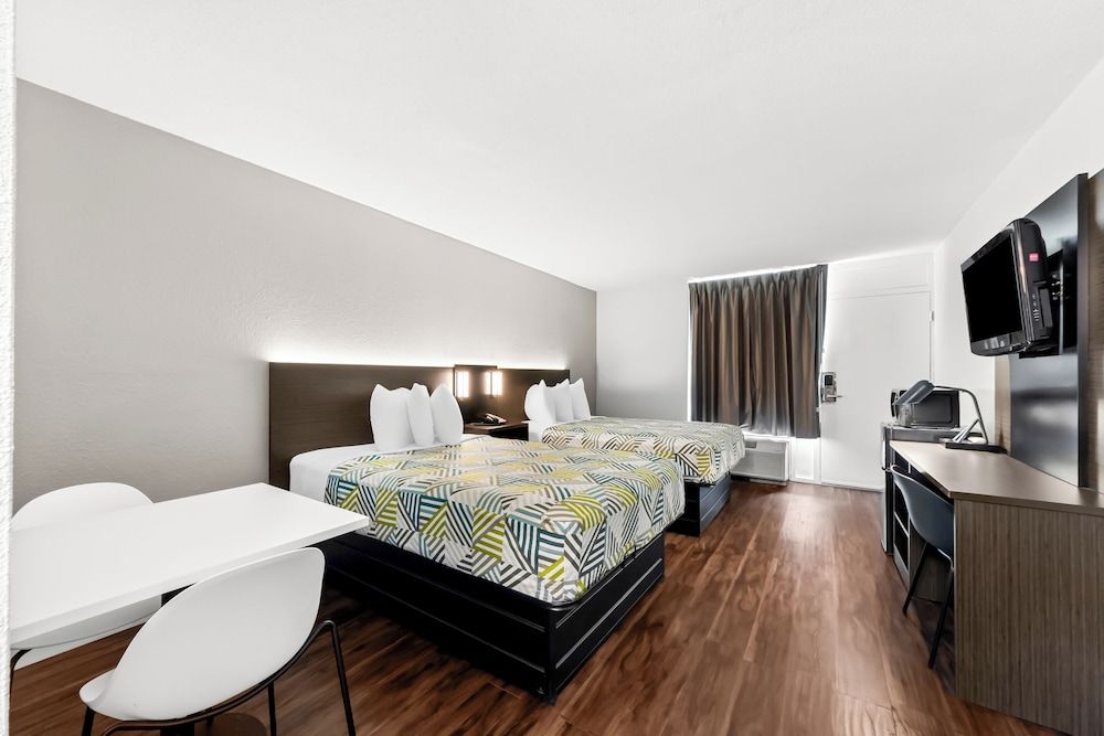 Motel 6 Port Lavaca, TX Deluxe Room, 2 Double Beds, Smoking, Refrigerator & Microwave