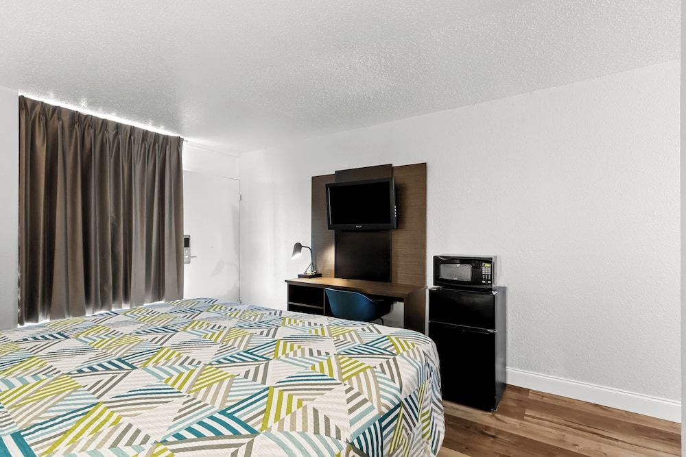 Motel 6 Port Lavaca, TX Deluxe Room, 1 King Bed, Non Smoking, Refrigerator & Microwave 2