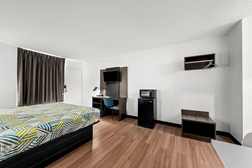 Motel 6 Port Lavaca, TX Deluxe Room, 1 King Bed, Non Smoking, Refrigerator & Microwave 4