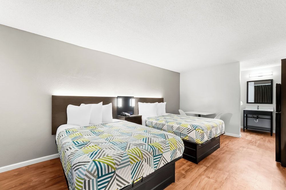 Motel 6 Port Lavaca, TX Deluxe Room, 2 Double Beds, Smoking, Refrigerator & Microwave 3