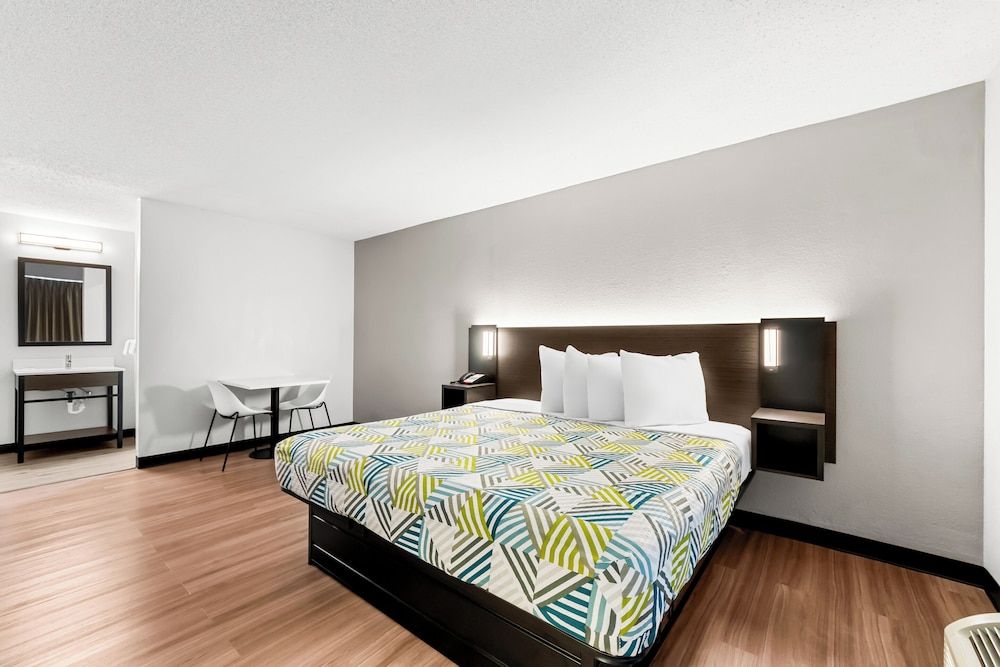 Motel 6 Port Lavaca, TX Deluxe Room, 1 King Bed, Non Smoking, Refrigerator & Microwave 3