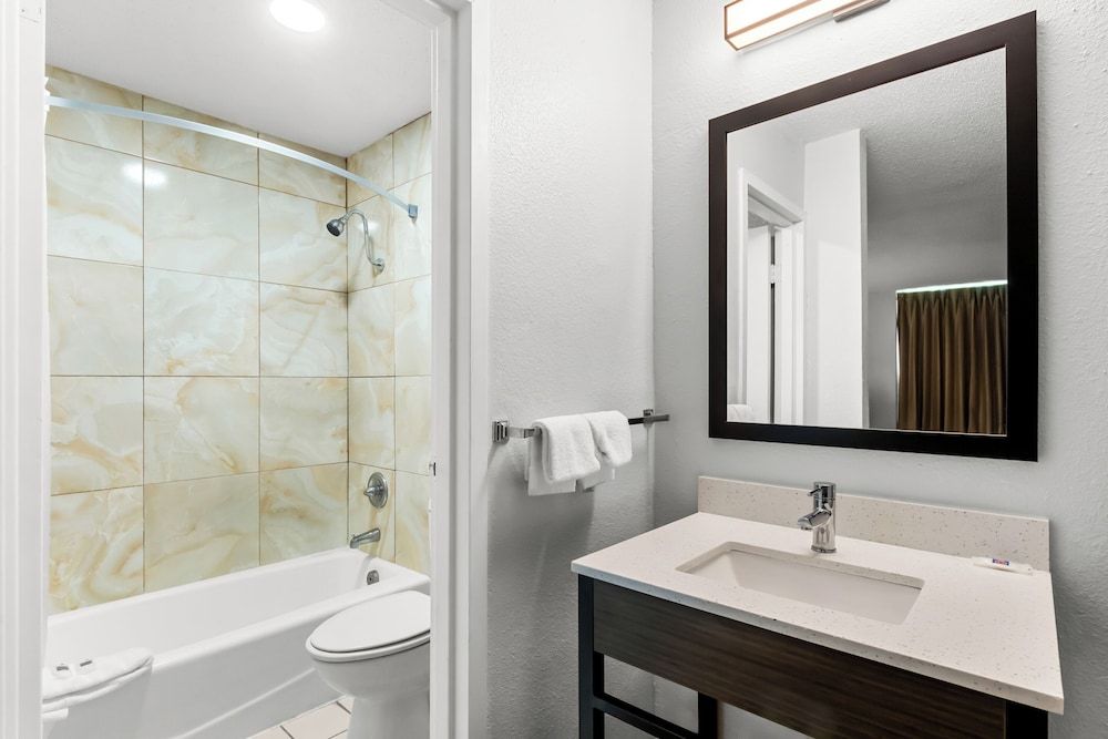 Motel 6 Port Lavaca, TX Deluxe Room, 2 Double Beds, Smoking, Refrigerator & Microwave 6