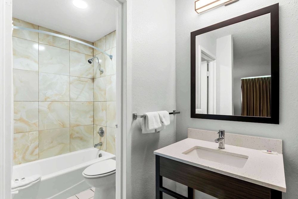 Studio 6 Port Lavaca, TX Standard Room, 1 King Bed, Non Smoking, Kitchenette 8