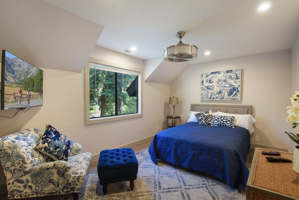House, Multiple Beds, Patio, Mountain View (Serenity on Statford)
