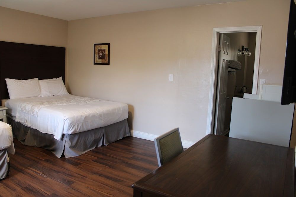 Elsinore Hot Springs & Lodge Comfort Double Room 2