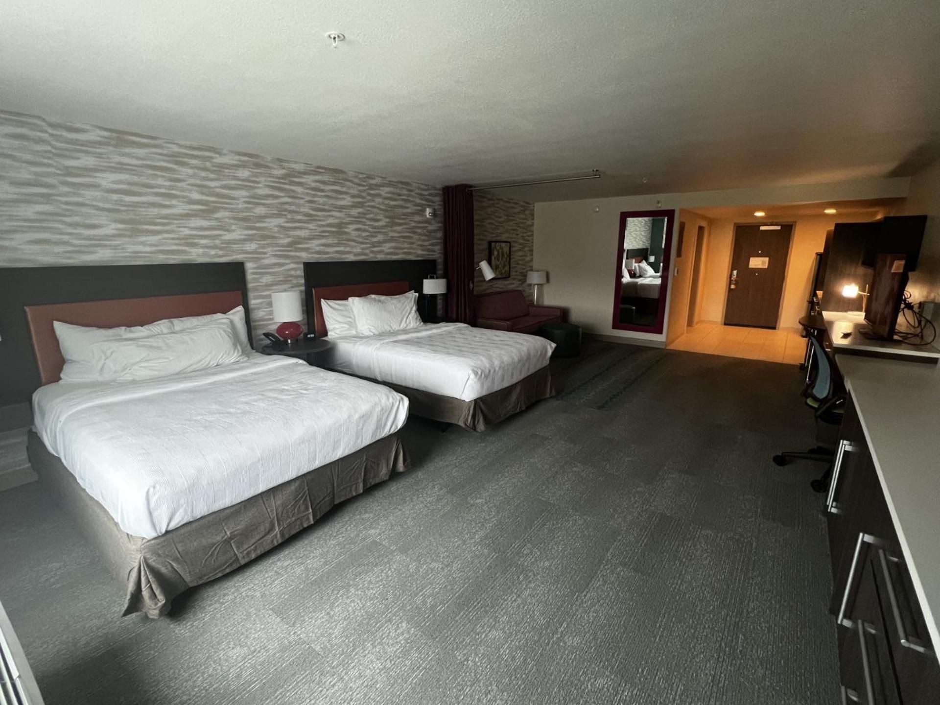 2 queen mobilty/hearing access tub studio nosm