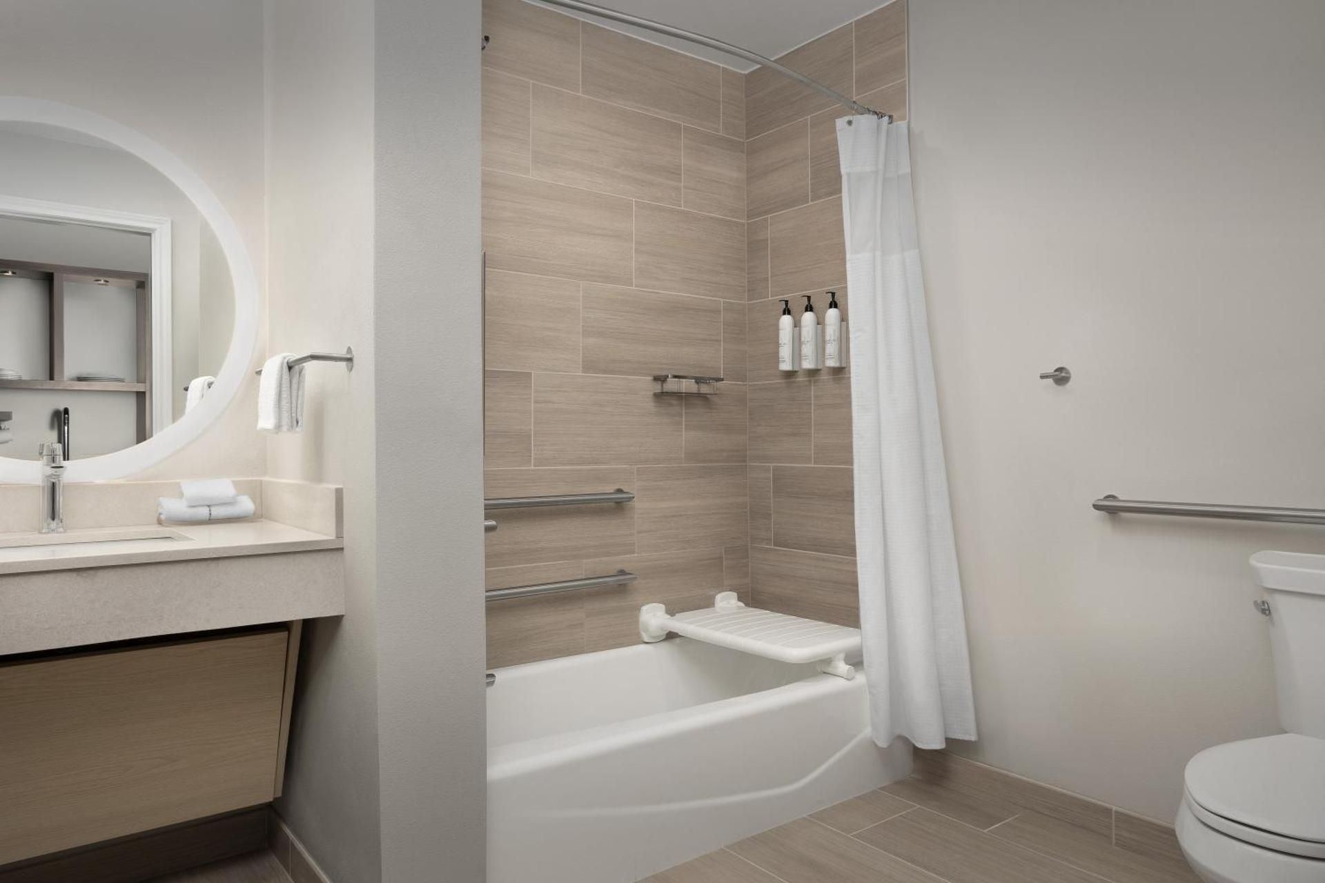 One-Bedroom Queen Suite with Sofa Bed and Adapted Tub - Mobility and Hearing Accessible