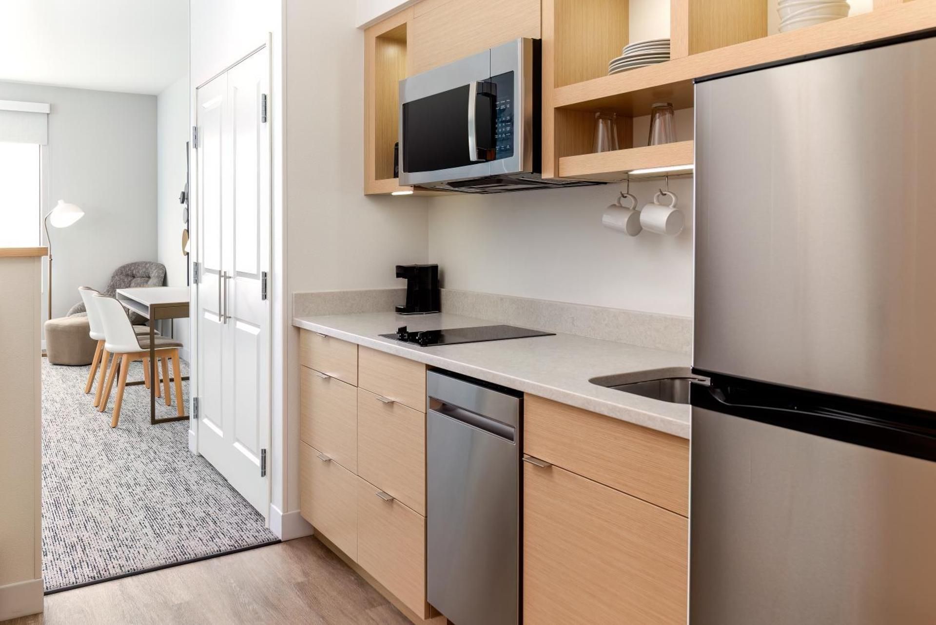 Queen Studio with Adapted Tub - Mobility Accessible