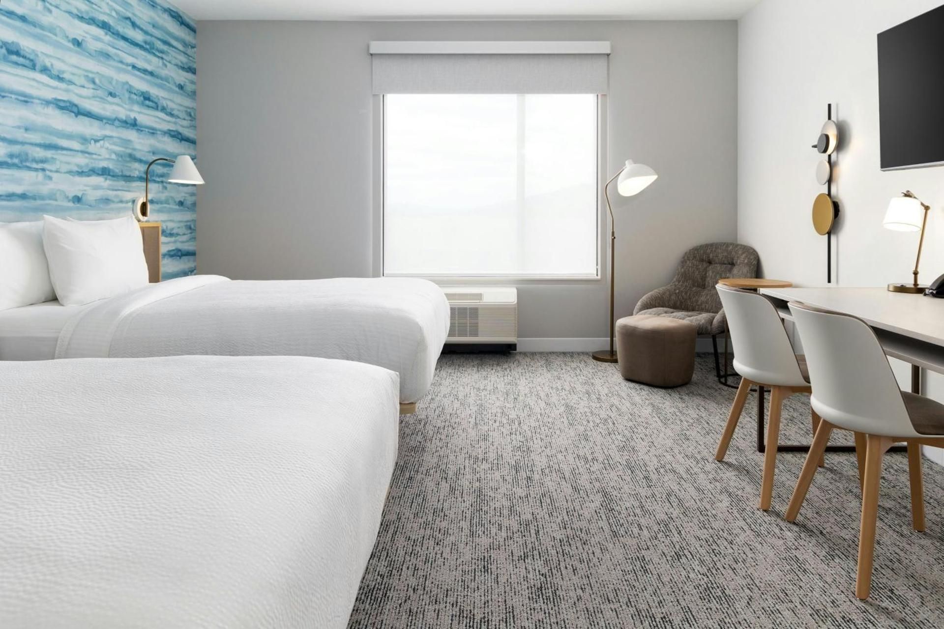 Queen Studio with Adapted Tub - Mobility Accessible