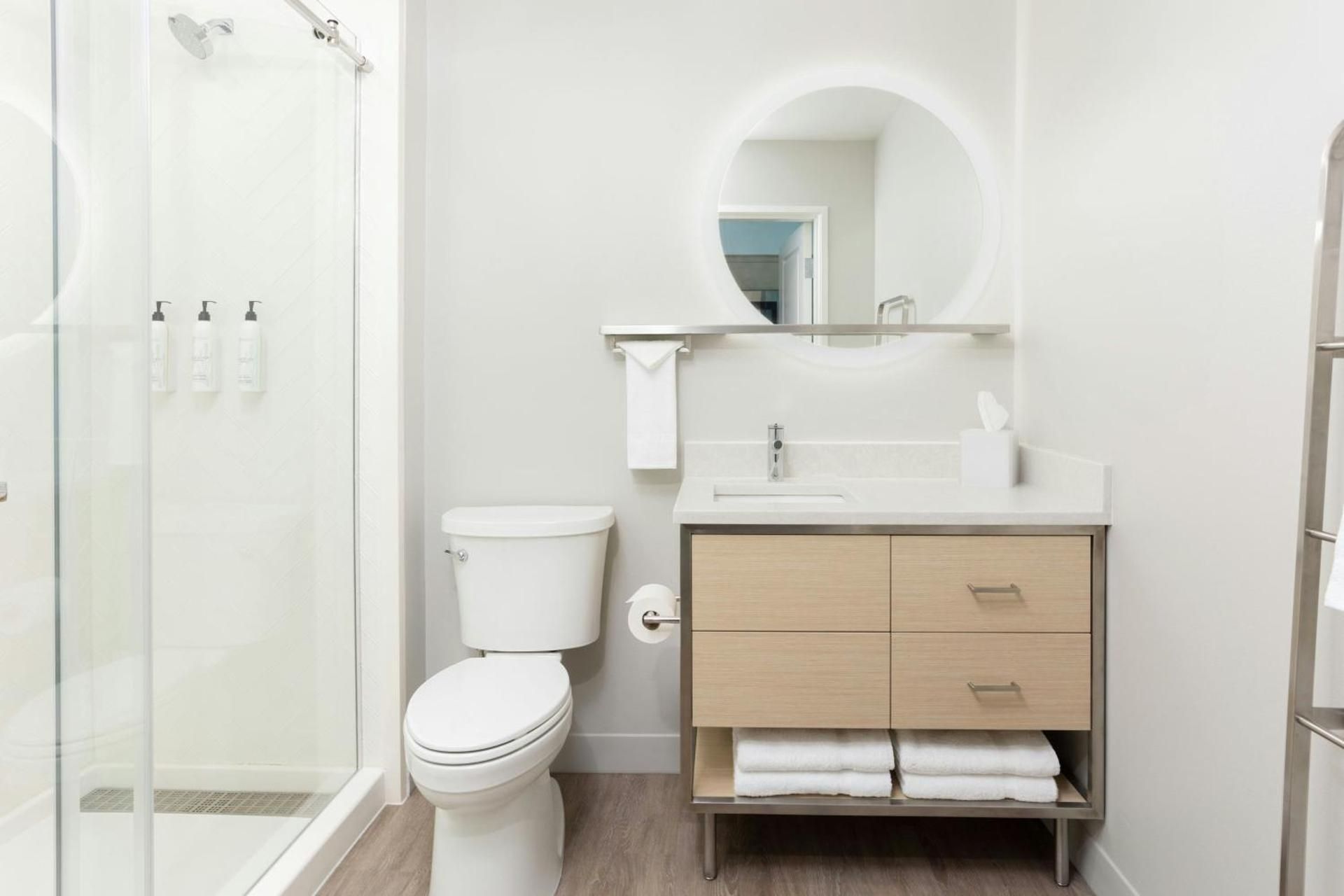 One-Bedroom Corner King Suite with Sofa Bed - Hearing Accessible