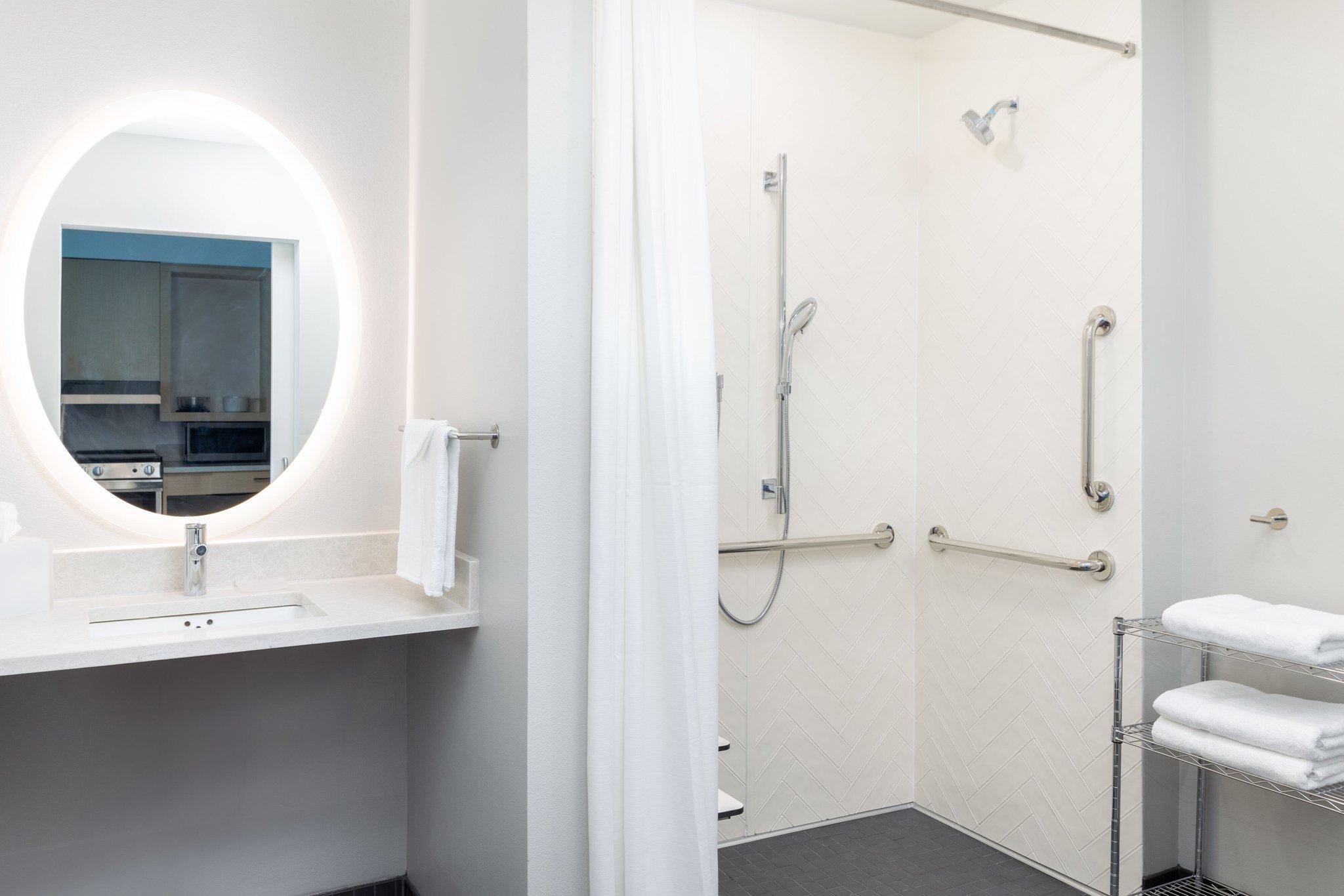 Accessible 1 Bedroom Suite, 1 Queen, Non-Private Sofa Bed, Corner Room, Roll-in Shower