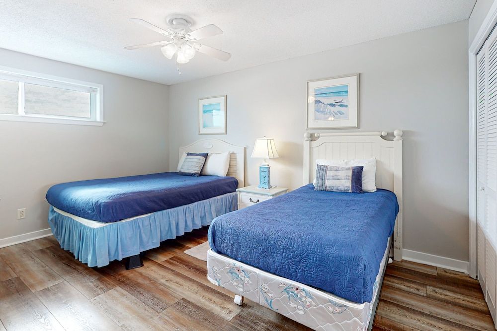 Sugar Beach Condominiums Apartment, 3 Bedrooms 2