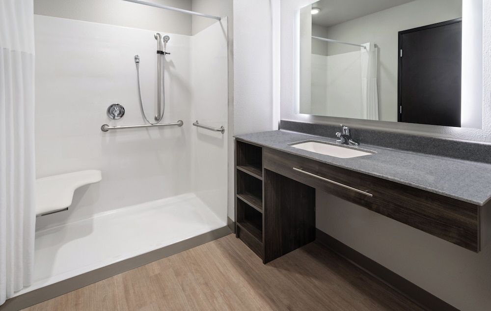 Room, 1 Queen Bed, Accessible (Hearing Impaired | Roll In Shower)