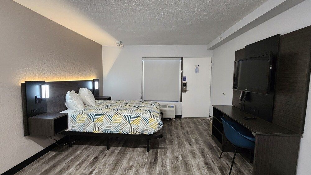 Studio 6 Alvin, TX Standard Room, 1 Double Bed, Non Smoking, Kitchen 2