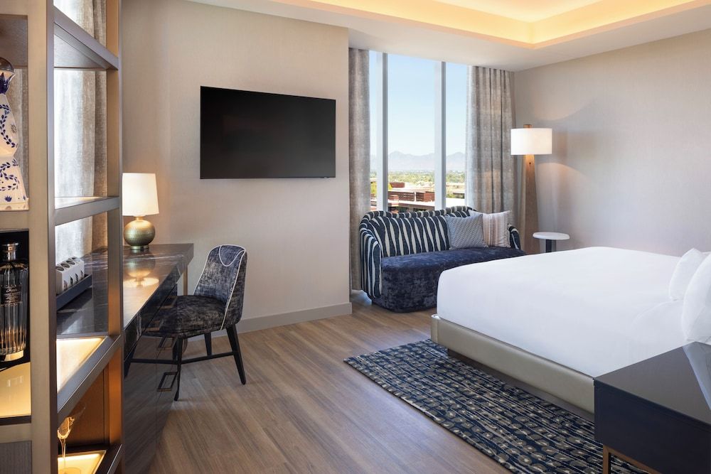 Studio Suite, 1 King Bed, Balcony, Mountain View