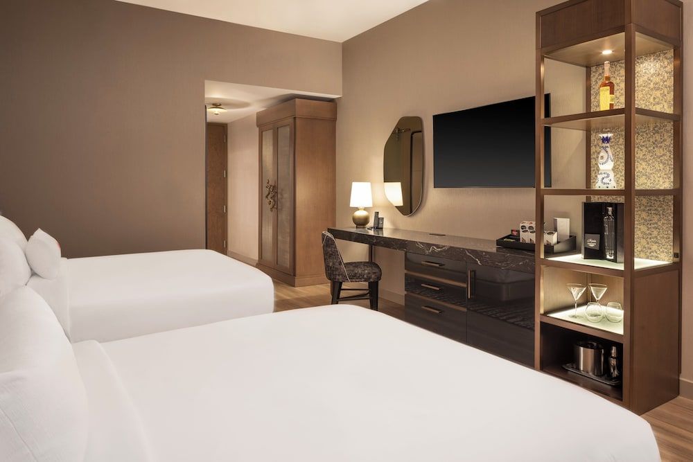 Room, 2 Queen Beds, City View