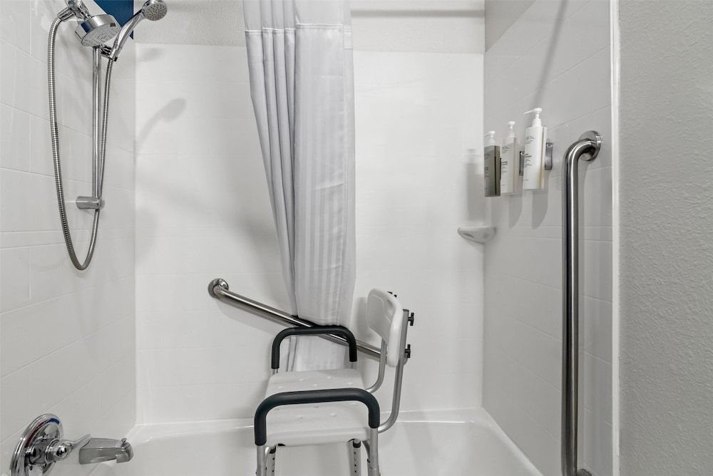 Spark by Hilton Merrillville Room, 1 King Bed, Accessible, Bathtub (Mobility) 4