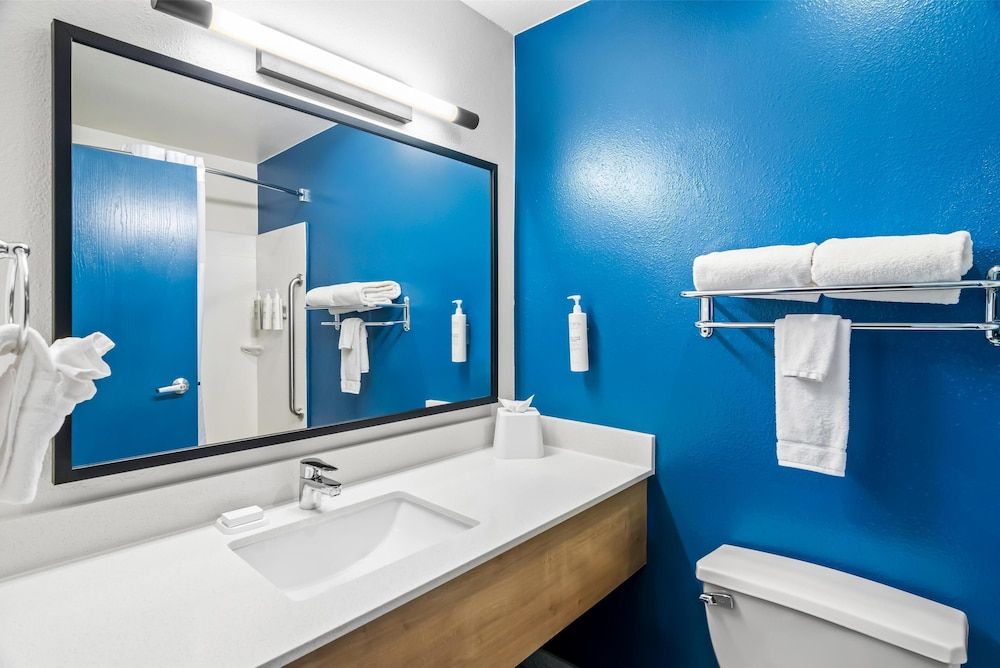 Spark by Hilton Merrillville Room, 1 King Bed with Sofa bed 5